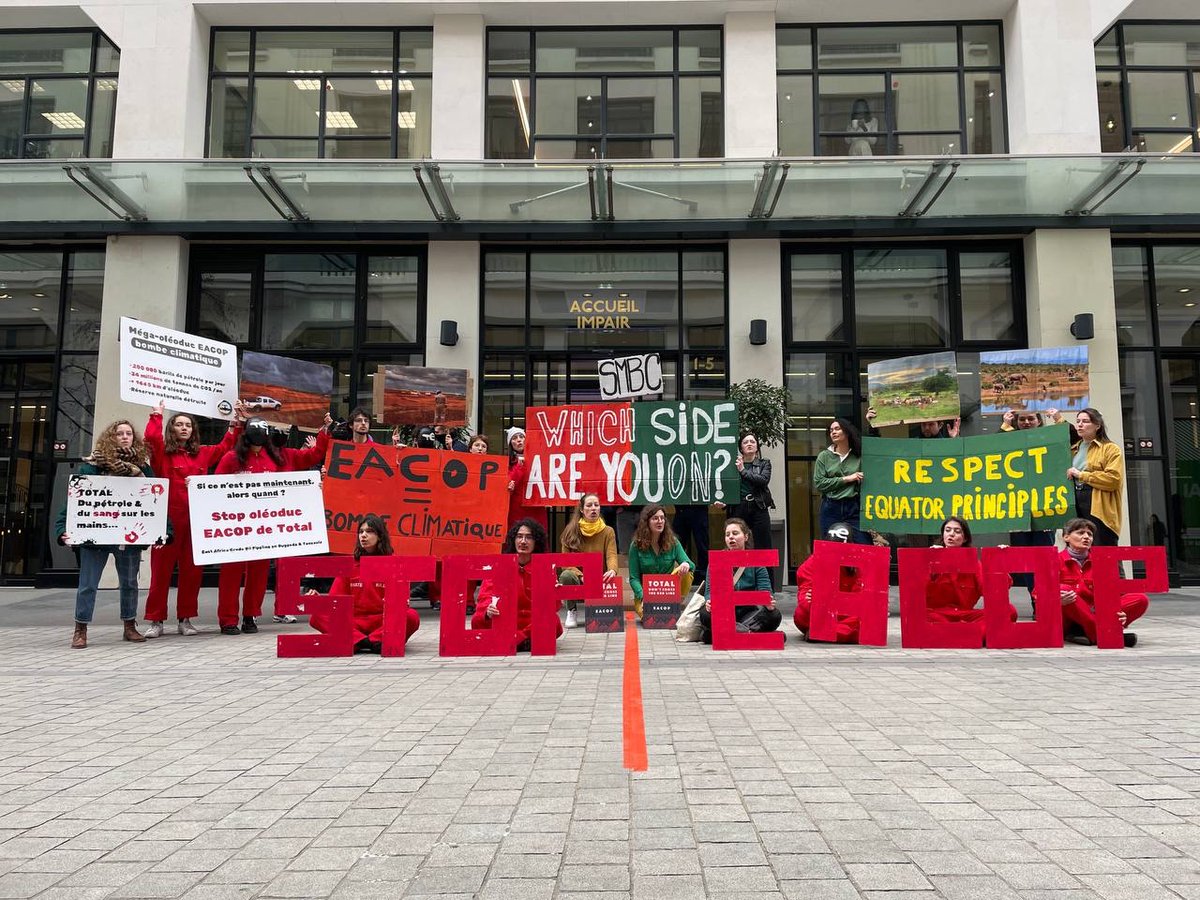 A Paris comme dans 17 autres villes du monde - le collectif #StopTOTAL est mobilisé devant les bureaux de <a href="/SBGroup/">Standard Bank Group</a> <a href="/smbc_midosuke/">三井住友銀行 公式（ミドすけ）</a> <a href="/StanChart/">Standard Chartered</a>. 

Leur implication dans #EACOP est un mépris flagrant pour les droits Humains &amp; l'avenir de notre planète.