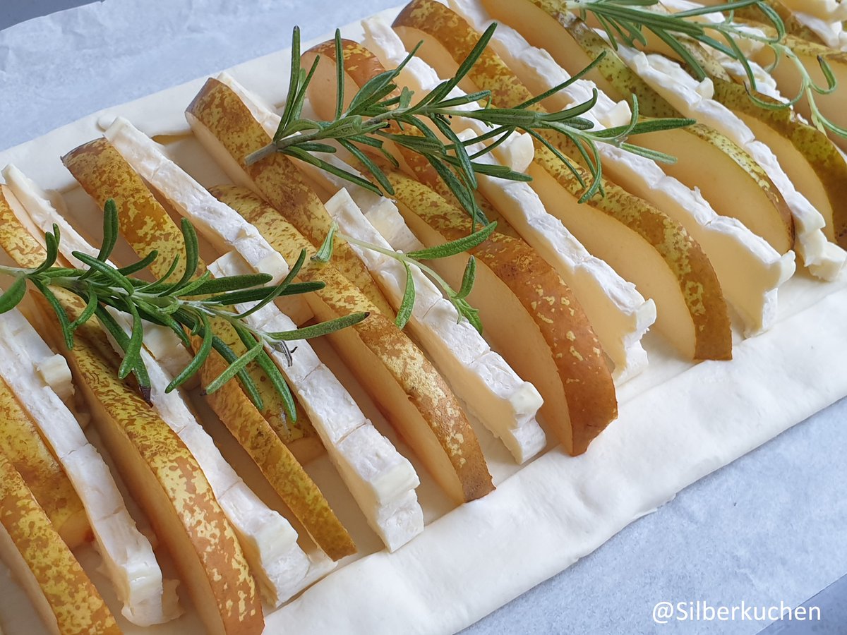 Silberkuchen's tweet photo. Blätterteig- Tarte mit Birnen und Camembert #puffpasrtytart #blätterteig #birnen #camembert #nüsse #herzhaft #snack #nurnochbacken #foodphotography #foodblog #foodforinsta #foodlover #foodpics #instagood #delisch #lecker #eat #yum #food #einfachundlecker #schnellundlecker #news https://t.co/Edy4hLzfev