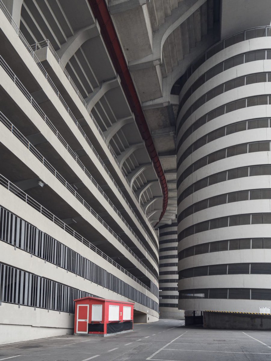 FBiasin's tweet photo. Altri 75mila anche questa sera per #InterPorto. 
Praticamente mai meno di 70mila ad ogni partita di #Inter e #Milan. 

Vecchio è vecchio, ma come sa fare il suo lavoro lui, pochissimi. #SanSiro https://t.co/uksFbmwUhd