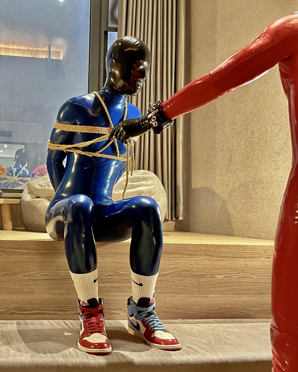 被捆到手麻，已经站不起来了蓝胶男孩。
只能我来拉你一把了😏