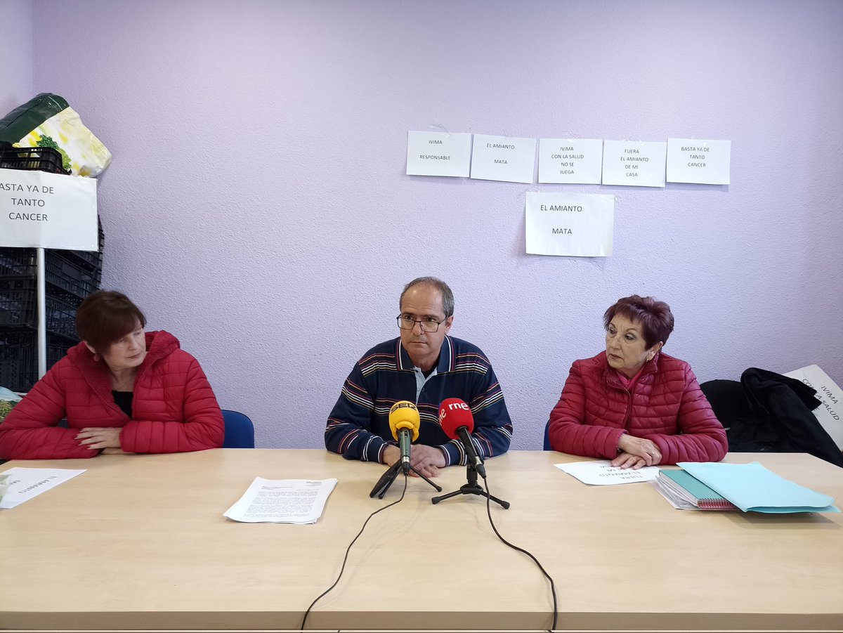 FRAVM's tweet photo. Estamos en la sede de @AVVicalvaro presentando una demanda al Defensor del Pueblo de la asociación para que inste a la @ComunidadMadrid a retirar el amianto de 200 viviendas, que en un 80% pertenecen a la Agencia de la Vivienda Social, antiguo IVIMA. Hay muchos casos de cáncer. https://t.co/dHA0v3PgmQ