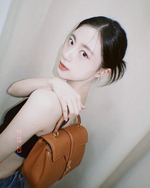 rpziyoung's tweet photo. Beautiful, the definition that can be seen.  I know this is an exaggeration but this little bag makes me beautiful in many positions Celine gives a lot of beauty in it.  I think you guys will like what I used too. https://t.co/ceMRsFLDCL