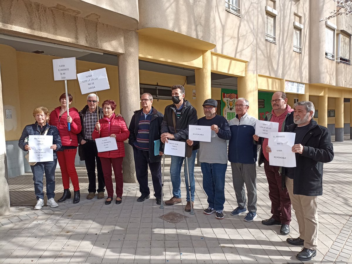 FRAVM's tweet photo. Estamos en la sede de @AVVicalvaro presentando una demanda al Defensor del Pueblo de la asociación para que inste a la @ComunidadMadrid a retirar el amianto de 200 viviendas, que en un 80% pertenecen a la Agencia de la Vivienda Social, antiguo IVIMA. Hay muchos casos de cáncer. https://t.co/dHA0v3PgmQ