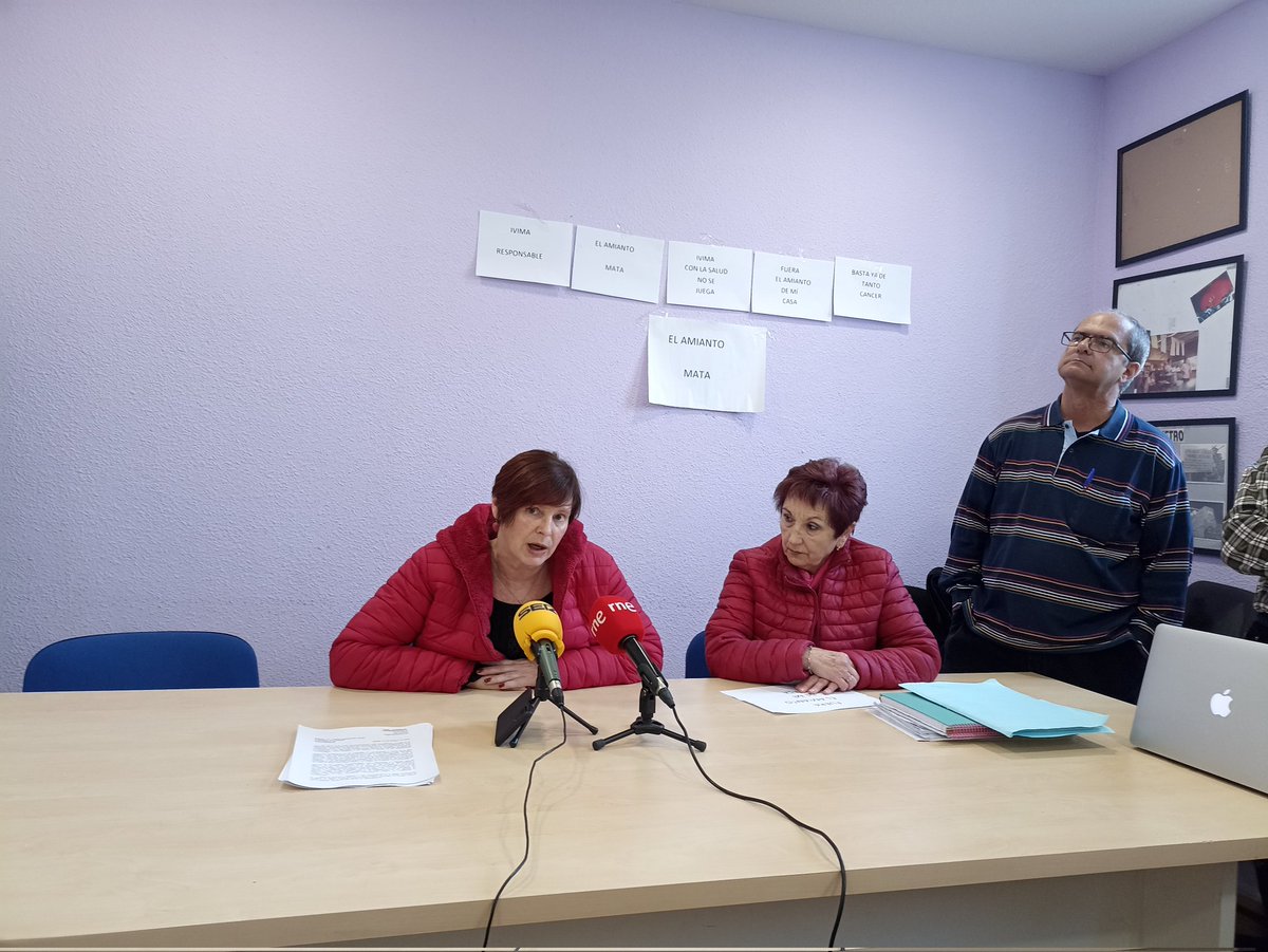 Estamos en la sede de <a href="/AVVicalvaro/">AVVicálvaro</a> presentando una demanda al Defensor del Pueblo de la asociación para que inste a la <a href="/ComunidadMadrid/">Comunidad de Madrid</a> a retirar el amianto de 200 viviendas, que en un 80% pertenecen a la Agencia de la Vivienda Social, antiguo IVIMA. Hay muchos casos de cáncer.
