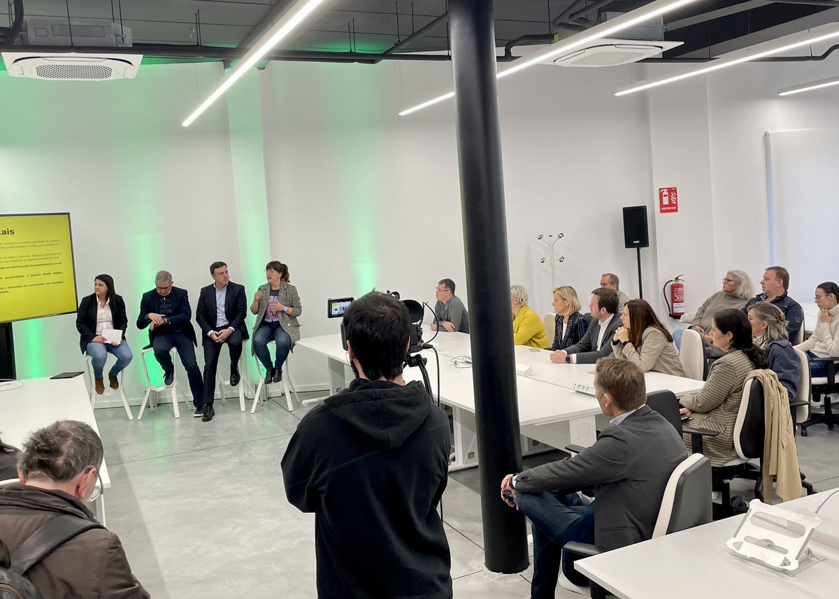 ValentinFormoso's tweet photo. 🎬 Hoxe presentamos o #AmesAVlab, que vai ser un laboratorio de aceleración de proxectos no eido do audiovisual para atraer a novos creadores.

👉 Noraboa ao alcalde Ames @blasgarcia pola iniciativa e por poñer a disposición o coworking do Milladoiro para desenvolver o talento https://t.co/litYsl43Uy