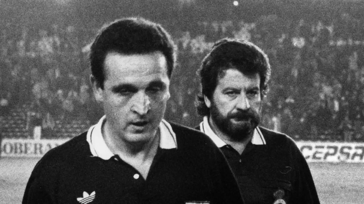 Offsider_ES's tweet photo. 💣 𝐁𝐎𝐌𝐁𝐀𝐙𝐎 | Las conversaciones telefónicas que esclarecen aún más el ‘caso Negreira’.

👉  Hijo de Enríquez Negreira a los árbitros:

💬 “El Barça se juega mucho, no os puede temblar el pulso hoy”.

ℹ️ [@elmundoes] https://t.co/1S699icyie