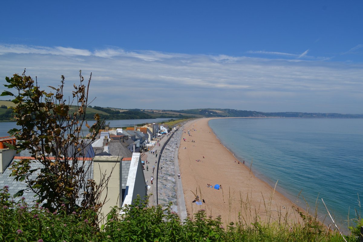 A popular spot with swimmers, paddle boarders & kayakers alike, #TorcrossBeach is home to wonderfully clear waters🏖️ Enjoy picturesque views of Start Bay and, on a clear day, even spot the Start Point Lighthouse!  #YearOfTheCoast2023  

Find out more 👉 bit.ly/3lQVZBK