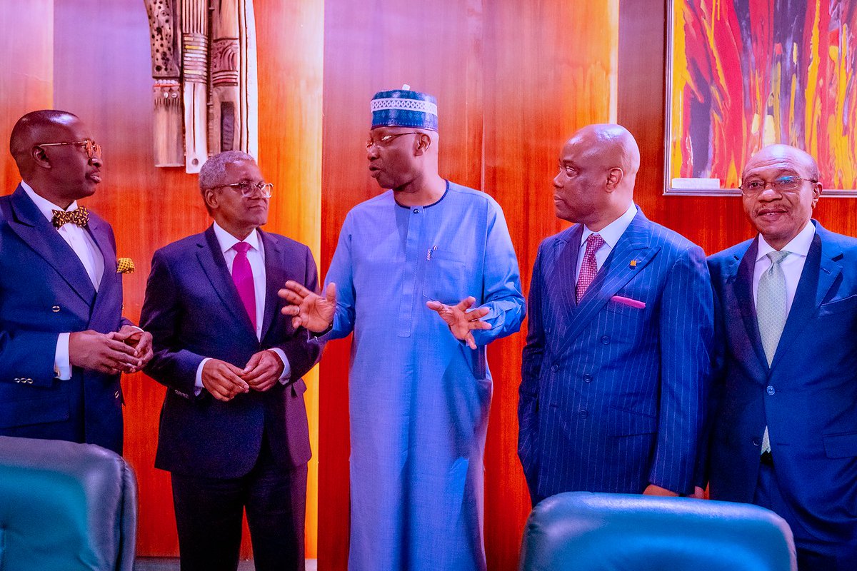 Today, @cacovidng presented Security equipment to @NigeriaGov, in a ceremony attended by President @MBuhari, Vice President @ProfOsinbajo, CACOVID Chairman & CEO of Dangote Group, @AlikoDangote, @cenbank Governor, @GodwinIEmefiele, and Heads of Security and Intelligence agencies.