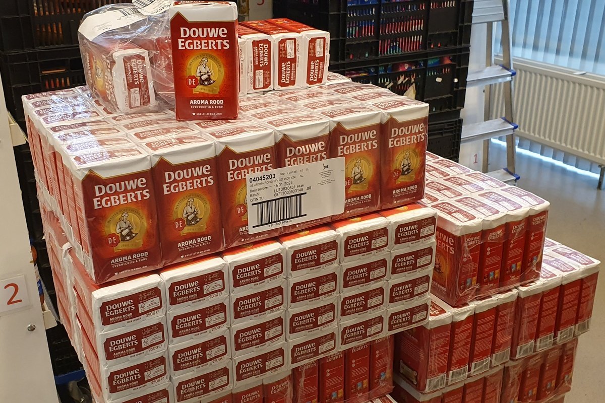 Geweldig resultaat inzameling DE waardepunten.
De afgelopen inzamelactie heeft maar liefst 290.000 punten opgeleverd. Een geweldig record. Voor deze punten hebben we 536 pakken koffie ontvangen. Voorlopig kunnen wij onze klanten weer blij maken.