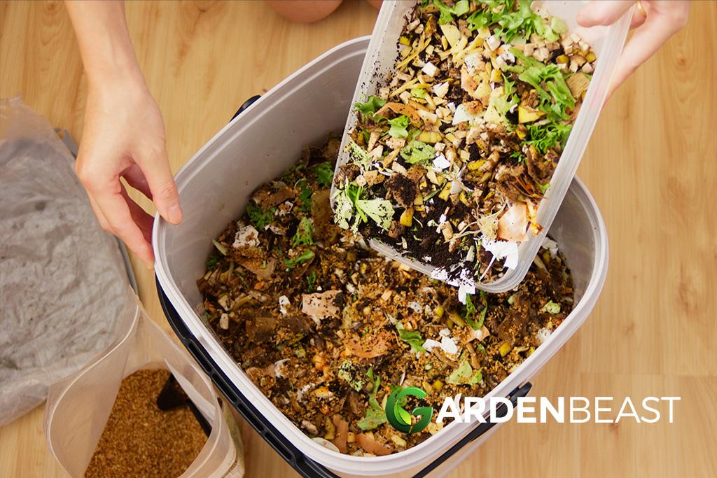 Compost or Mulch? What’s The Difference &amp; Which Should You Use?

gardenbeast.com/compost-mulch/