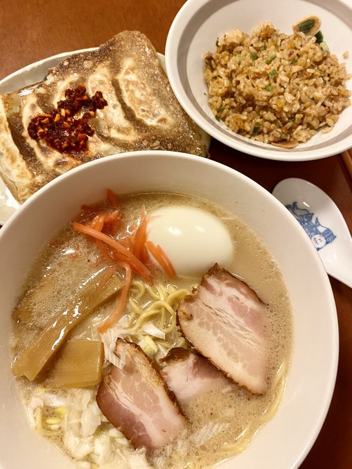 山頭火セット🍜✨

食べてる途中で思い出して、梅干しも入れました😊😊
山頭火にはやっぱり梅干しが合うぅ〜😆✨

冷凍餃子もめちゃくちゃ上手に焼けた!

お腹いっぱい☺️☺️ 