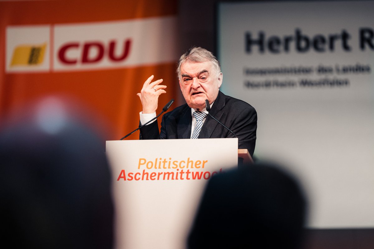 CDU_BW's tweet photo. „Sicherheit ist die Grundlage dafür, dass es einem gut geht. Und dafür könnte man öfter mal dankbar sein. Wir sind eine Marke für die Innere Sicherheit.“ – @hreul, Innenminister von Nordrhein-Westfalen, beim #CDUPAM23 📸@MarcelDitrich https://t.co/8rBvdbHUfF