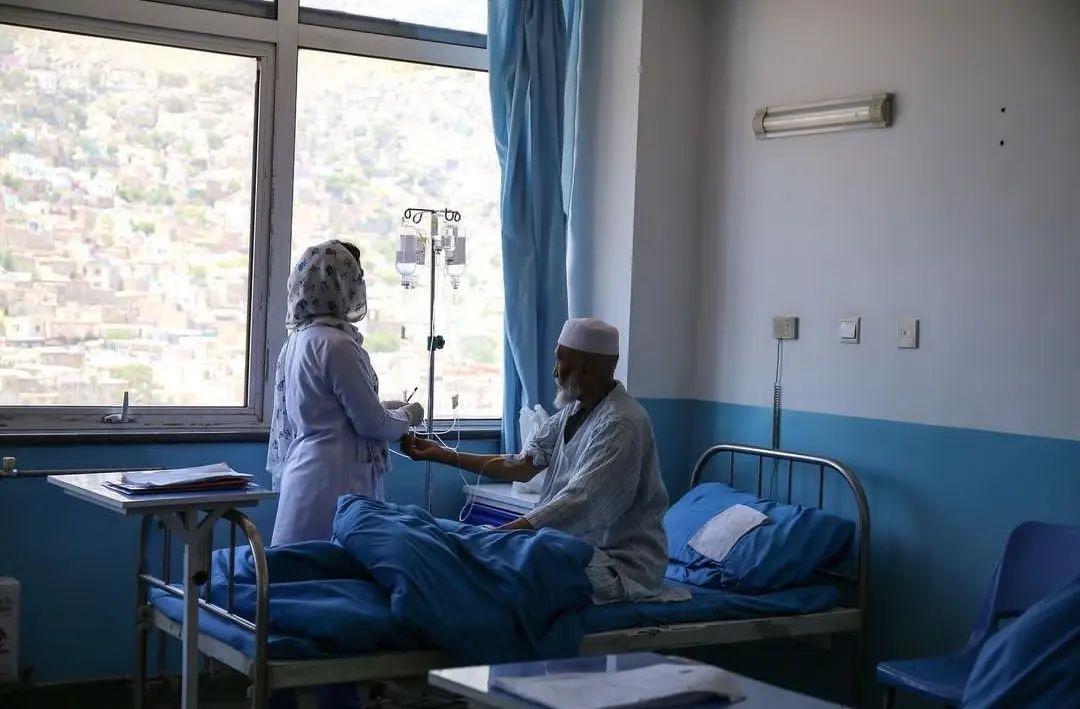 Following the Taliban’s ban of female medical students from university exit exams on 18 February, @MSF calls on government authorities to immediately schedule a new date which would be open to women.
Photos by @LynzyBilling 
#LetAfghanWomenLearn