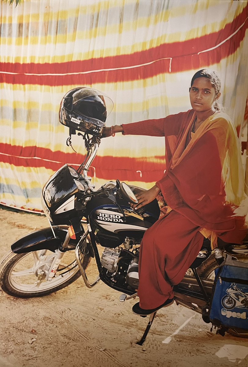 One of my favorite photos from #GauriGill @LouisianaChann #LouisianaMuseumofModernArt The portrait of a young woman in a motorcycle 🏍️. Couldn’t stop@looking at her, just trying to see her spirit, ambitions and persona. #Photography #portraitart 
louisiana.dk/udstilling/gau…