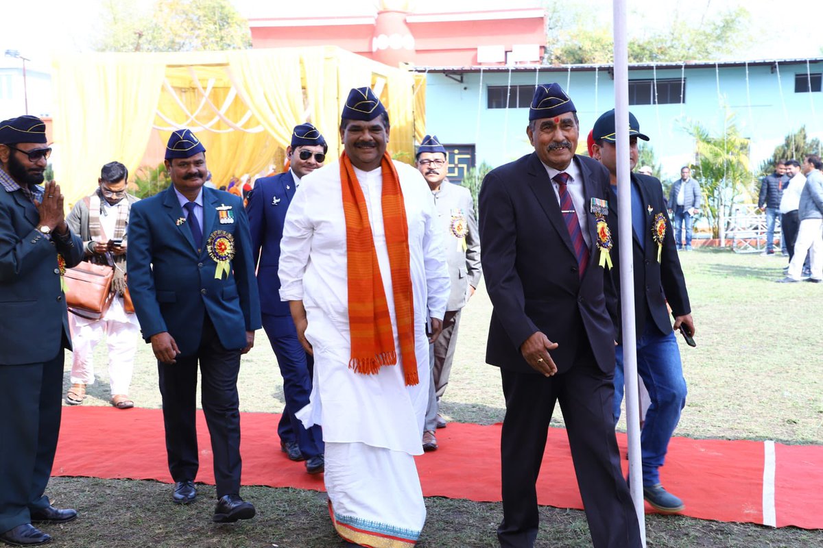 ShriguruPawanji's tweet photo. Honoured to preside the function of “Rashtriya Sainik Sanstha” in Dehradon with H.E. Governor, U.K. @LtGenGurmit as the Chief Guest. I am deeply impressed by the thoughts, deliverance &amp; simplicity of H.E. @UttarakhandRB https://t.co/zyTmzxOZCC