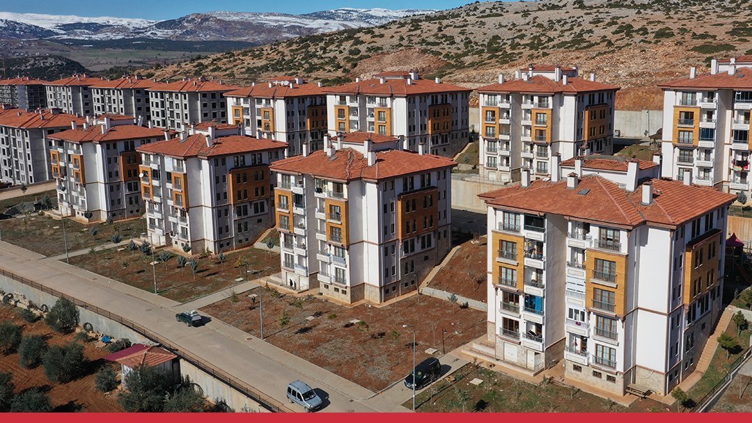 TOKİ,aşağıdaki fotoğrafta olduğu gibi devam ederse yıkım sonrası ihtiyacı barınmaya indirgemiş, tek tip, izole, sokağı bile olmayan kimliksiz  kentler inşa etmiş olacaktır. Bu kısa vadede çözüm gibi görünse de orta ve uzun vadede çözülmesi gereken büyük yaşamsal sorunlar üretir.