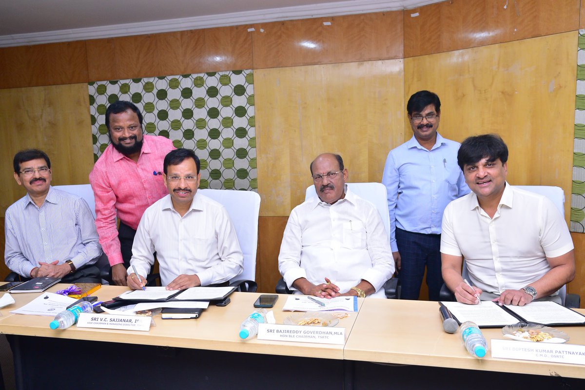 SajjanarVC's tweet image. ఒడిశాకు 10 బస్సులను నడపాలని #TSRTC నిర్ణయించింది. పరస్పర బస్‌ సర్వీసుల ఏర్పాటుపై #OSRTC తో ఒక ఒప్పందం చేసుకుంది. సంస్థ చైర్మన్, ఎమ్మెల్యే బాజిరెడ్డి గోవర్దన్ గారి సమక్షంలో  ఓఎస్ఆర్టీసీ ఎండీ దిప్తేష్‌ కుమార్‌ పట్నాయక్‌ తో కలిసి ఒప్పంద పత్రాలపై సంతకాలు చేయడం జరిగింది.