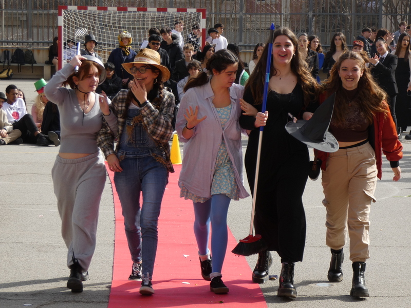 Allarguem la festa del Carnestoltes: visiteu el nostre web per veure més imatges de la desfilada institutbroggi.org/carnestoltes/ #carnestoltes2023 #carnaval2023