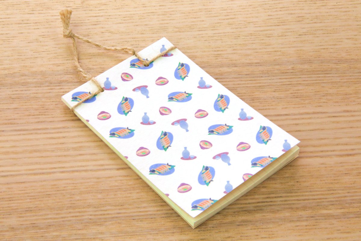 メモ帳「you-full」の新デザインが出来ました🎉🎉
地元の滋賀県にフォーカスした全6柄のデザインを3週に分けてご紹介させていただきます👍

今回紹介するのは名産品の「たぬき」と「鮒寿司」をあしらった2柄。とってもかわいいと思いませんか😆
(※販売はまだです)