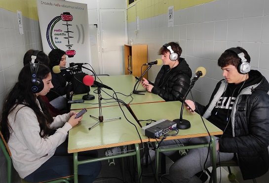 CastilloRadio's tweet photo. El alumnado de 1º de Bach HCSS de Historia, acompañados por su profesora @Ma_Dom99, han investigado y visualizado la película ANTZ. Sus conclusiones las han plasmado en un podcast para @CastilloRadio  @RadioEdu  
https://t.co/m63kn74sRK https://t.co/qfO7sPHE20