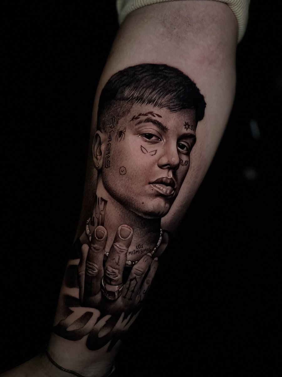 jotace_drc_'s tweet photo. Hace unos días me tatué a @DukiSSJ , de verdad me haría mucha ilusión que lo viera y lo pudiese firmar, voy el 24 al Wizink. Twitter haz tu magia.🦇💜 #tattoo #realism #art #duki #argentina #desdeelfindelmundo #malbec #givenchy #simesobraraeltiempo #mododiablo #ssj #trap https://t.co/knhOMoIhoe