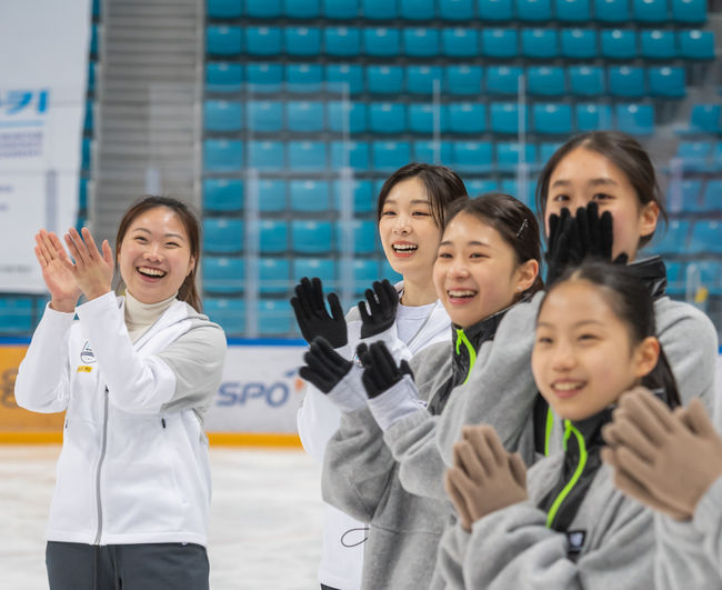 230222 Naver Sports  News 📰

📌 Figure Skating Queen Kim Yuna, along with David Wilson coach young skaters at Play Winter Sports Academy

🔗n.news.naver.com/sports/general…

#YunaKim #김연아