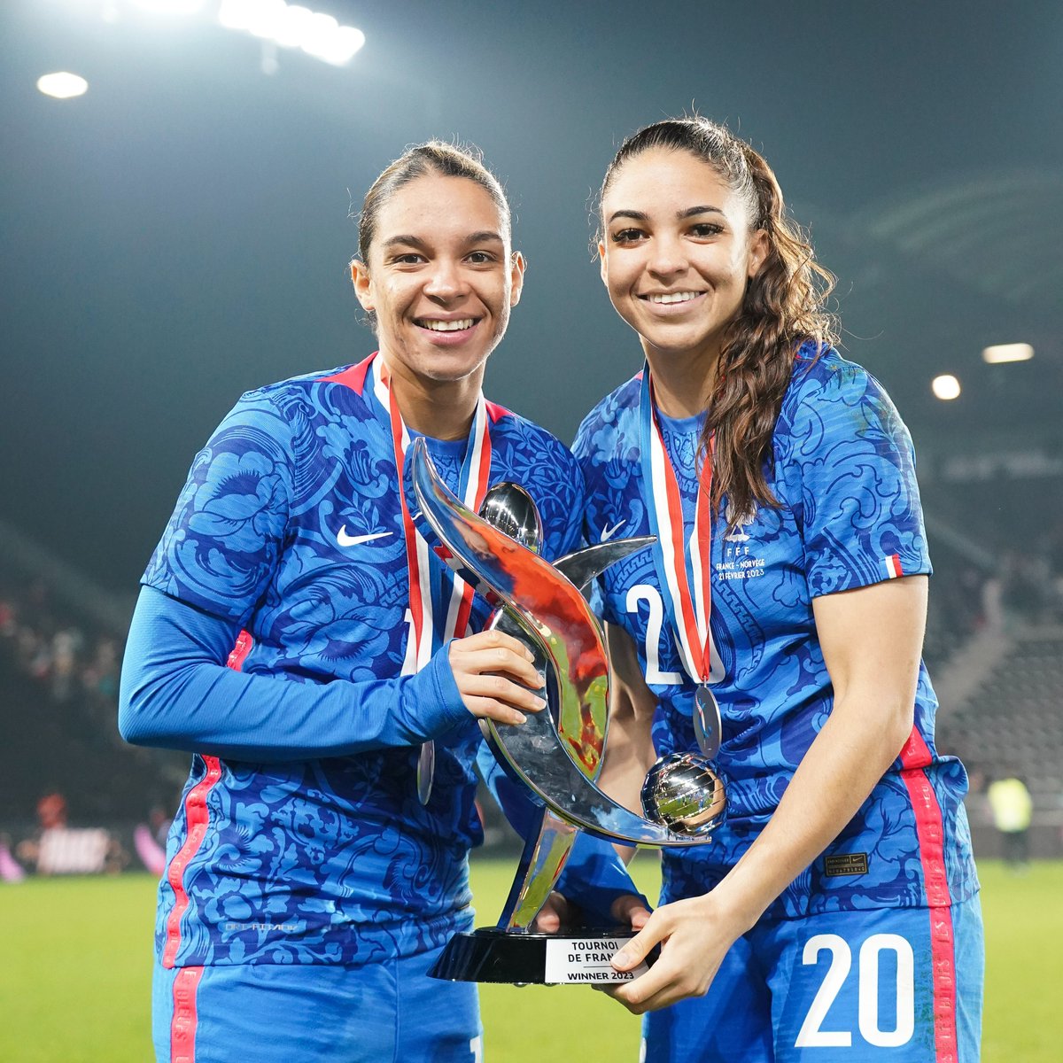 equipedefranceF's tweet photo. 2⃣ sœurs, 1⃣ trophée 🏆

#FiersdetreBleues https://t.co/BHJp5Vxks3