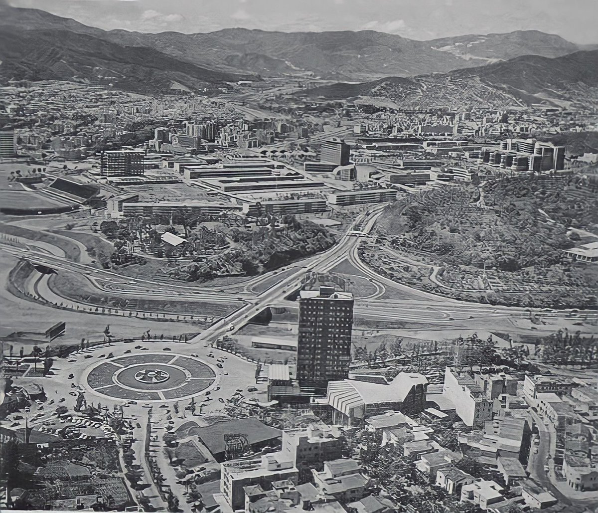 Año 1954. Torre Polar y plaza Venezuela, 86 metros de altura y 17 pisos. Arquitectos Martín Vegas Pacheco y José Miguel Galia. Es uno de los edificios históricos y entre los primeros de gran altura en Caracas. Atrás se aprecia en toda su magnitud la Ciudad Universitaria.