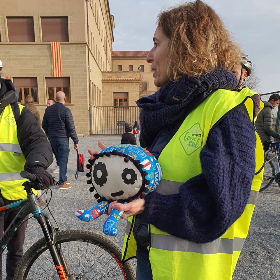 canvisencadena's tweet photo. Els infants van molt ben acompanyats cap a l’escola i és que alumnes de Formació Professional de Grau Mitjà han pujat al #bicibús.
@vic_educacio i @ceesCat pedalen plegats per donar suport a les famílies.
La manera més divertida i saludable d’anar a l’escola! #busbici #bikebus https://t.co/hO7AgkYfV3