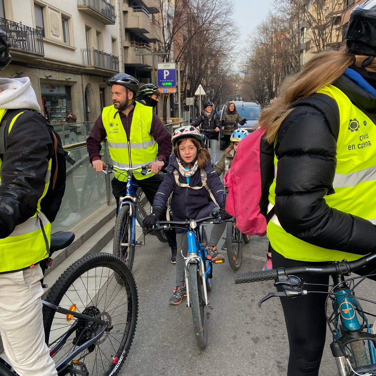 canvisencadena's tweet photo. Els infants van molt ben acompanyats cap a l’escola i és que alumnes de Formació Professional de Grau Mitjà han pujat al #bicibús.
@vic_educacio i @ceesCat pedalen plegats per donar suport a les famílies.
La manera més divertida i saludable d’anar a l’escola! #busbici #bikebus https://t.co/hO7AgkYfV3
