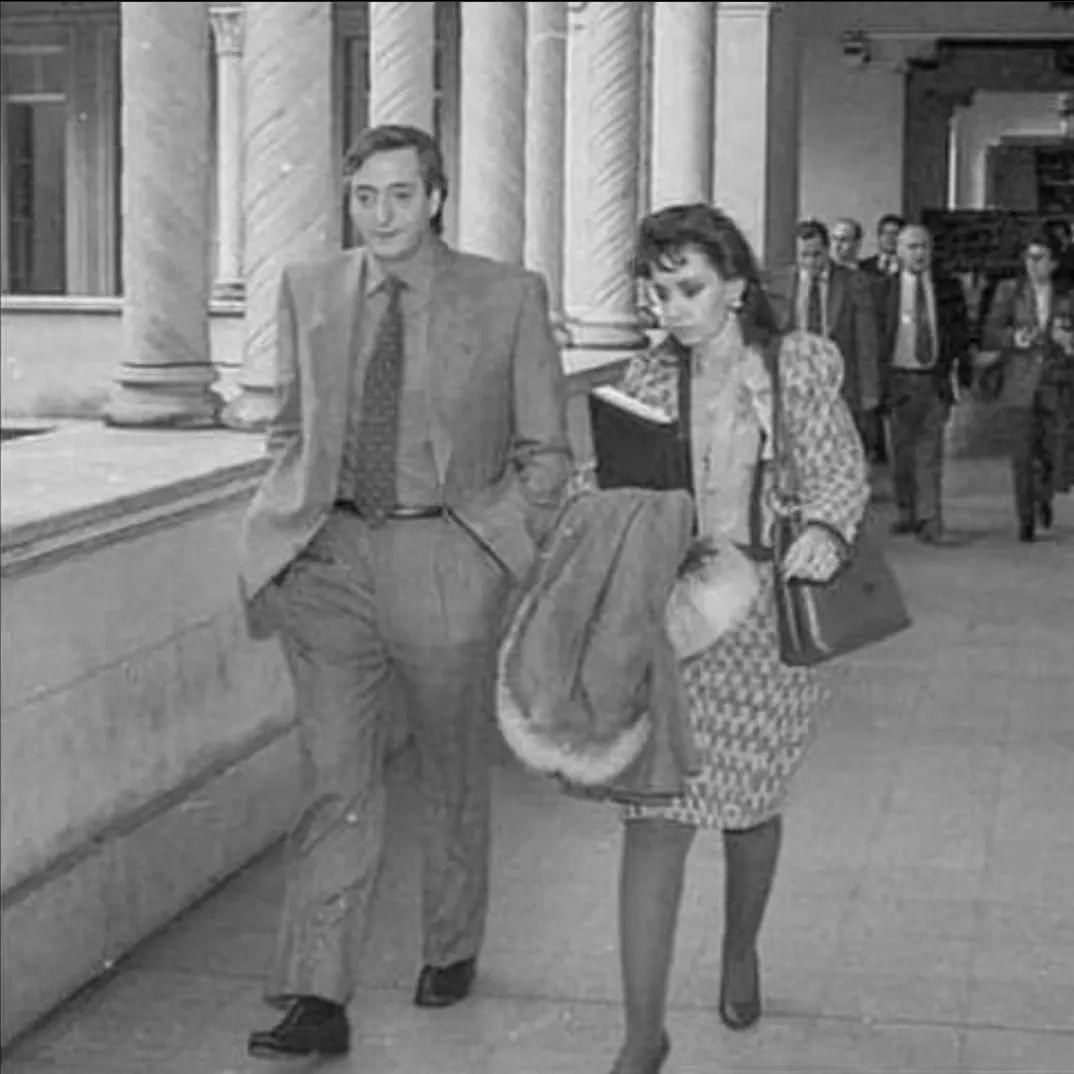 Lupo55's tweet photo. En los 90, seguramente imaginando cómo salimos de esta. Él ya no está, pero Cristina sigue y ... ¡Hay que salir una vez más! https://t.co/thIzfCiYiM
