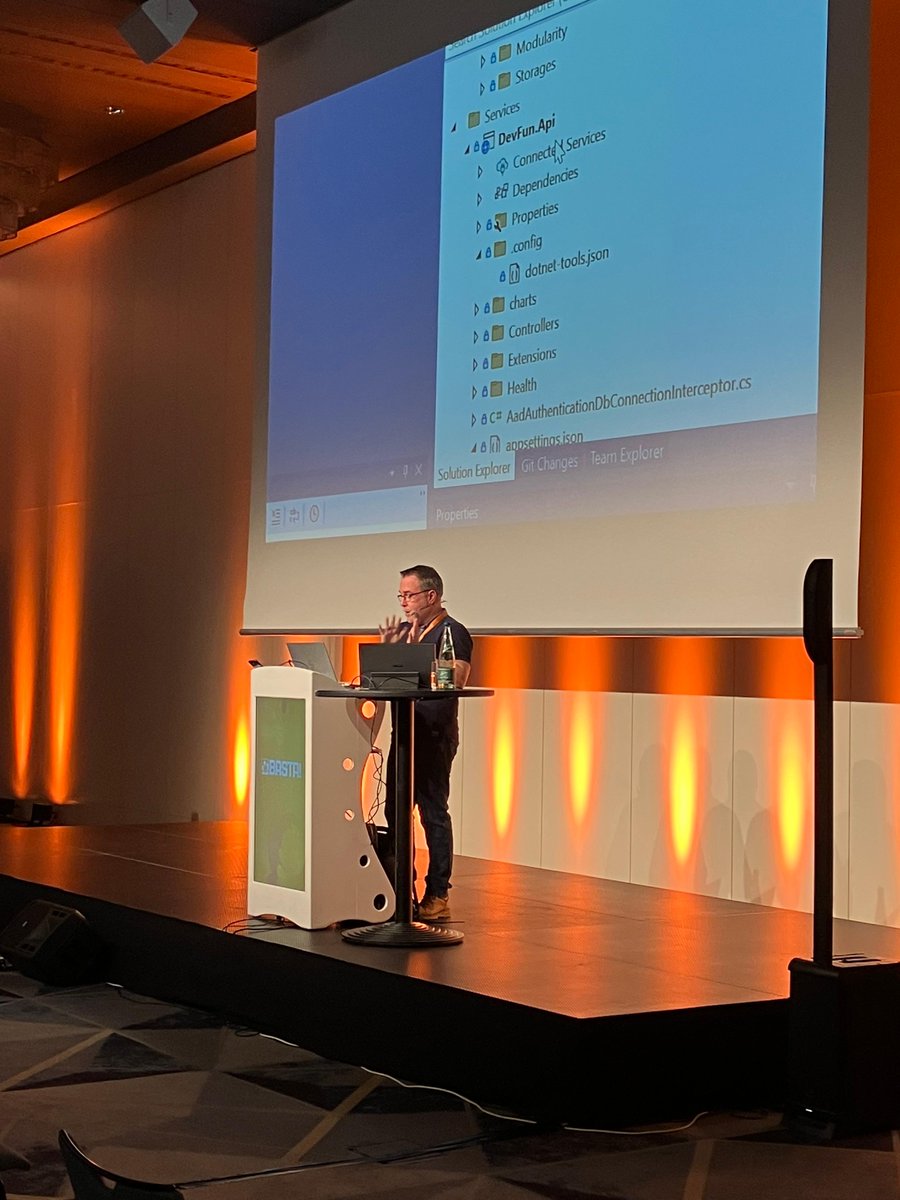 BASTAcon's tweet image. 🤩 Ein weiterer Talk des #DataAccess Day auf der #BASTAcon und live auf @entwickler. @muellermarc zeigt den Einsatz von #SQL-Server-Data-Tools in #VisualStudio und die Einbindung der Datenbankprojekte in das Build- und Releasesystem.