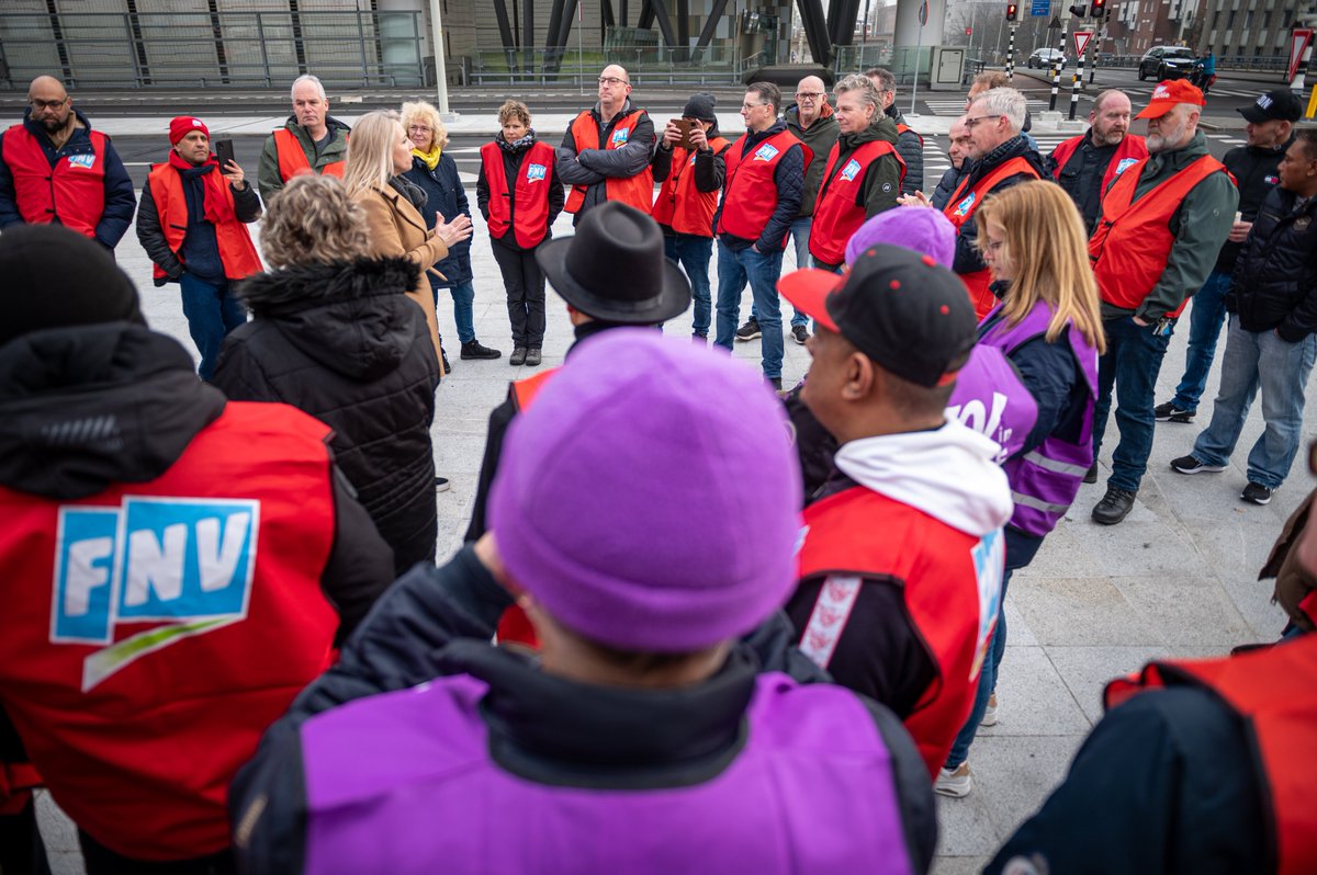 Steun! Samen met <a href="/MahirAlkaya/">Mahir Alkaya</a> sprak ik op station Den Haag met de actievoerende buschauffeurs. Heb veel waardering voor hun strijd voor een betaalbaar en goed openbaar vervoer en fatsoenlijke arbeidsvoorwaarden voor de chauffeurs. Triest dat het nodig is!