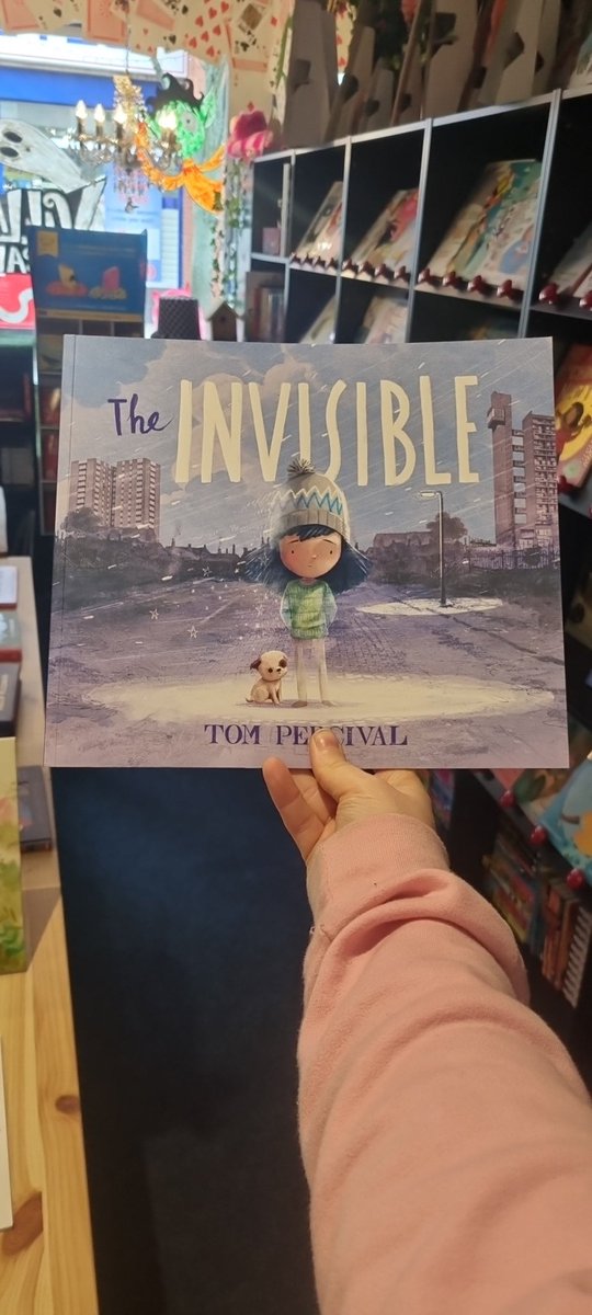 One of my personal picks for #BooksThatHelp is The Invisible by @TomPercivalsays. It's beautiful, and addresses childhood poverty and how we all belong ❤️

Always grateful to Tom to supporting our 2021 campaign to get this to schools.

@ClareHelenWelsh