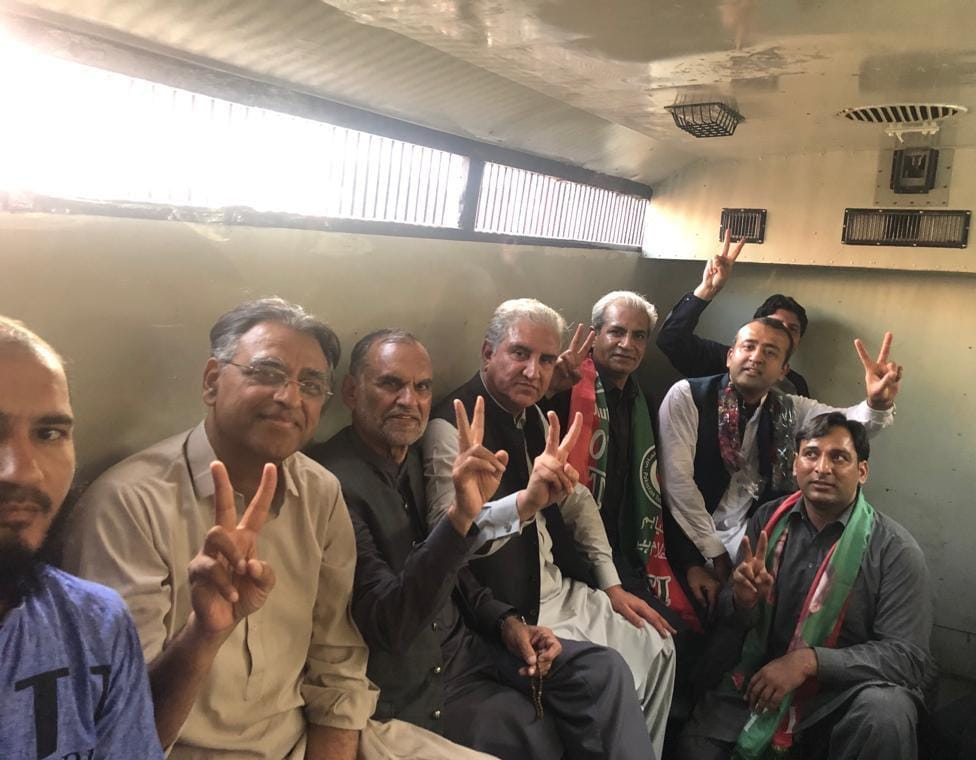 ImranRaizKhan's tweet photo. شاہ محمود قریشی، اسد عمر ، اعظم سواتی اور عمر سرفراز چیمہ نے گرفتاری دے دی۔

سب فوری طور پر ری ٹویٹ کریں اور اس ٹرینڈ میں شامل ہوں۔
#جیل_بھرو_زندان_چلو https://t.co/ErDrn2F0Xr