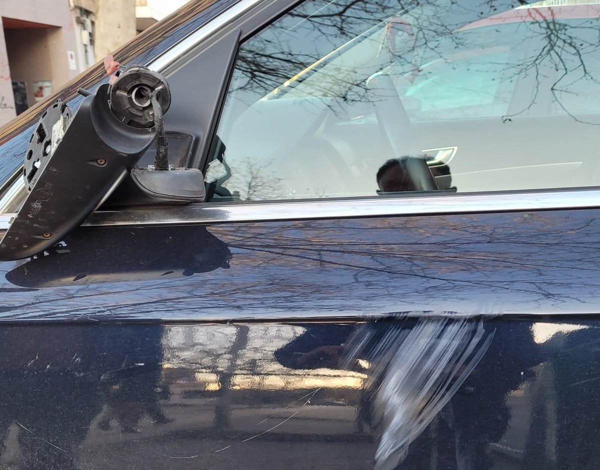 PoliciadeBurgos's tweet photo. El pasado jueves 16 detuvimos a un varón de 32 años que tras causar daños en un vehículo estacionado en la c/San Roque acometió de forma violenta contra los agentes.
5 días después fue detenido por un Vigilante de Seguridad y puesto a disposición de @PoliciadeBurgos por hurto. https://t.co/w68xqrTMIJ