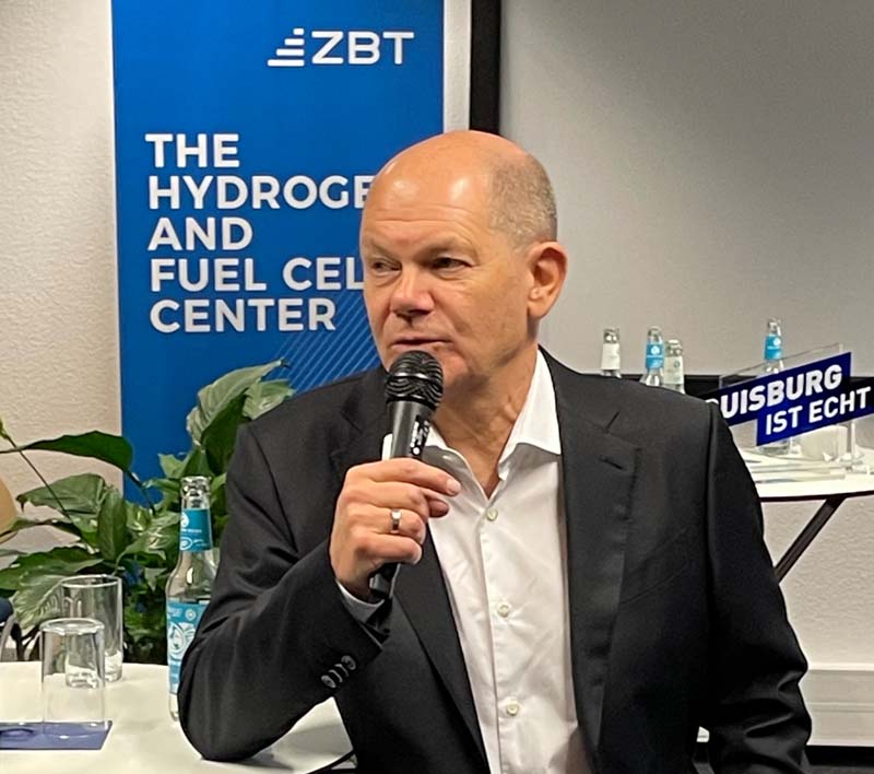 "Wir sind hier an einer ganz entscheidenden Stelle für die Zukunft Deutschlands, das kann man ohne jede Übertreibung sagen", so <a href="/Bundskanzler/">Bundskanzler</a> Olaf Scholz gestern beim Besuch <a href="/ZBTGmbH/">ZBT - The Hydrogen and Fuel Cell Center</a> der #UDE. U.a. besichtigte er das #Wasserstoff-Testfeld und diskutierte mit Nachwuchsforschenden.