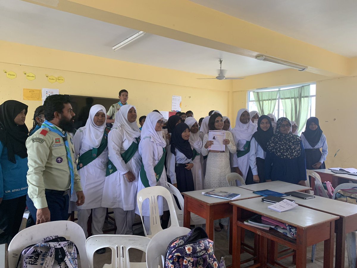 broadcomMV's tweet photo. ކޮމިޝަންގެ ރައީސް ވަނީ ކޮމިޝަންގެ ޒިންމާތަކާއި ރާއްޖޭގެ ބްރޯޑްކާސްޓްކުރުމުގެ ދާއިރާއާ ގުޅޭގޮތުން ދަރިވަރުންނަށް މަޢުލޫމާތު ދެއްވާފައި. އަދި މިކަންކަމާ ގުޅޭގޮތުން ސުވާލާއި ޖަވާބު ސެޝަނެއްވެސް ކޮމިޝަން ރައީސް ދަރިވަރުންނާއެކު ކުރި��ަށް ގެންދެވި. https://t.co/53DLFw9fNE