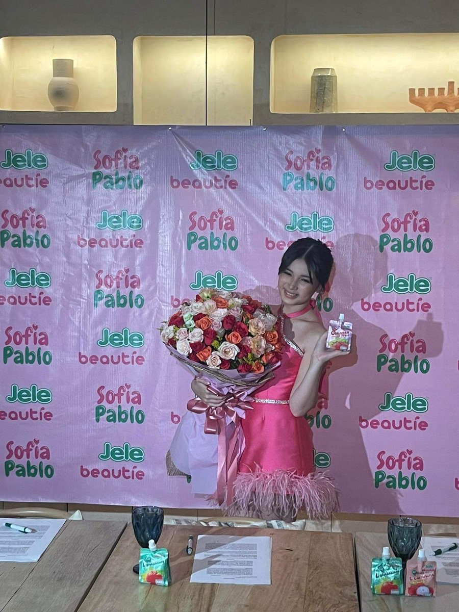 sofiatreasrs's tweet photo. Smoke and mirrors keep us waiting on a miracle On a miracle

#JeleBeautiePhxSofiaPablo
@realsofiapablo https://t.co/T32fekxKwK