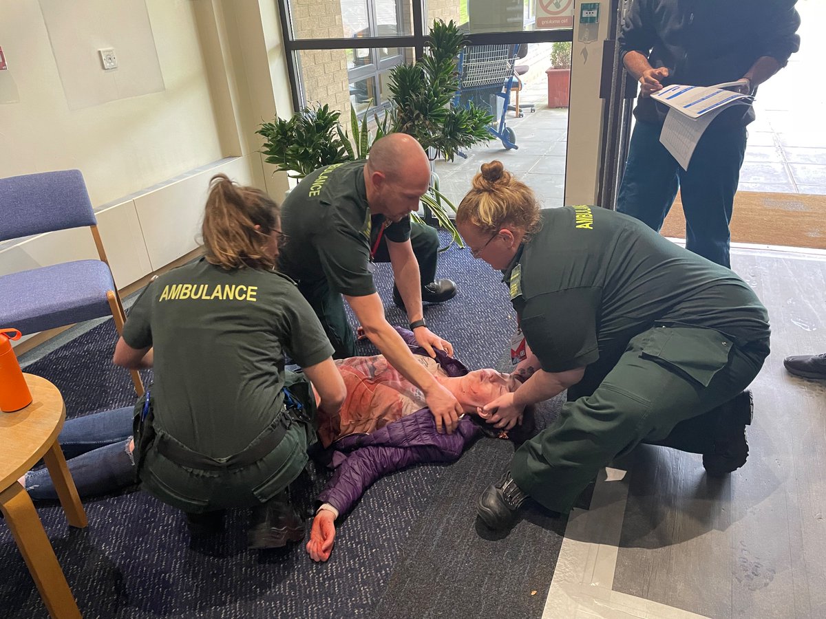 Wex_Ed's tweet photo. Interesting emergency scenario involving a range of healthcare staff 🚨🔪🩸💉 #coderedtrauma @vtay91 @EDSimDoc @VasantMohandas https://t.co/hqUN7Hxj1f