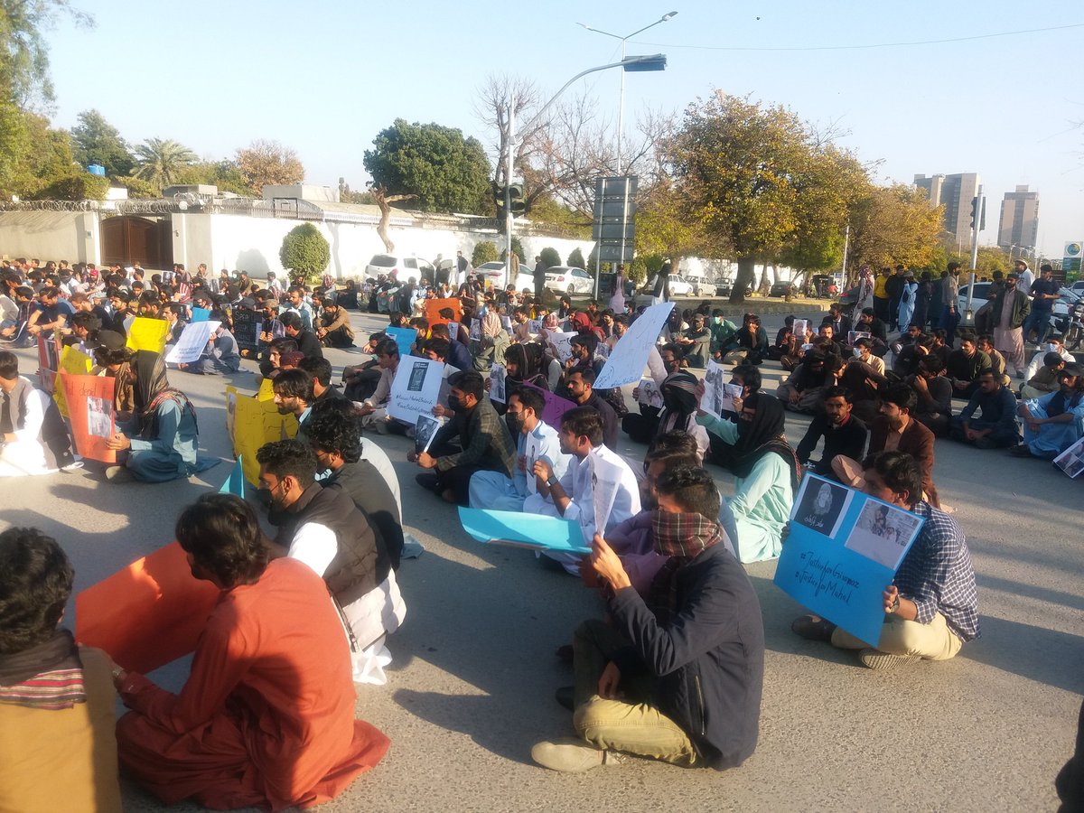 AminMagsiAdv's tweet photo. Protest against #enforceddisappearances organized by Baloch students at national press club Islamabad. 

@HamidMirPAK @ImaanZHazir https://t.co/Ed6KQ0A9mY
