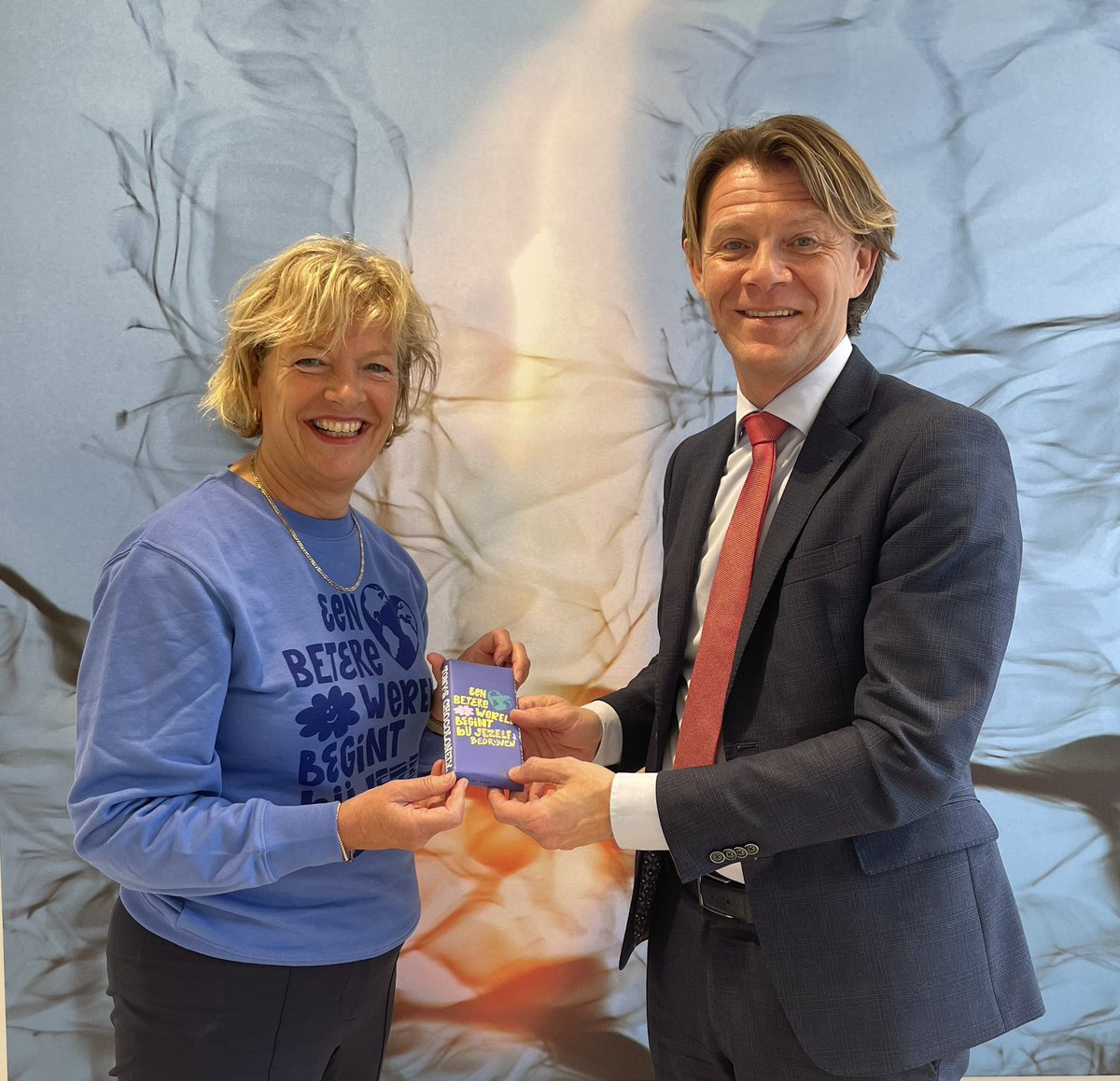 Fijn gesprek met <a href="/kimputters/">Kim Putters</a> over de relevante thema’s van NL en vanzelfsprekend spraken we ook over #imvo en #wetgevingnu de trui en reep @TonyChocolonely spreken voor zich