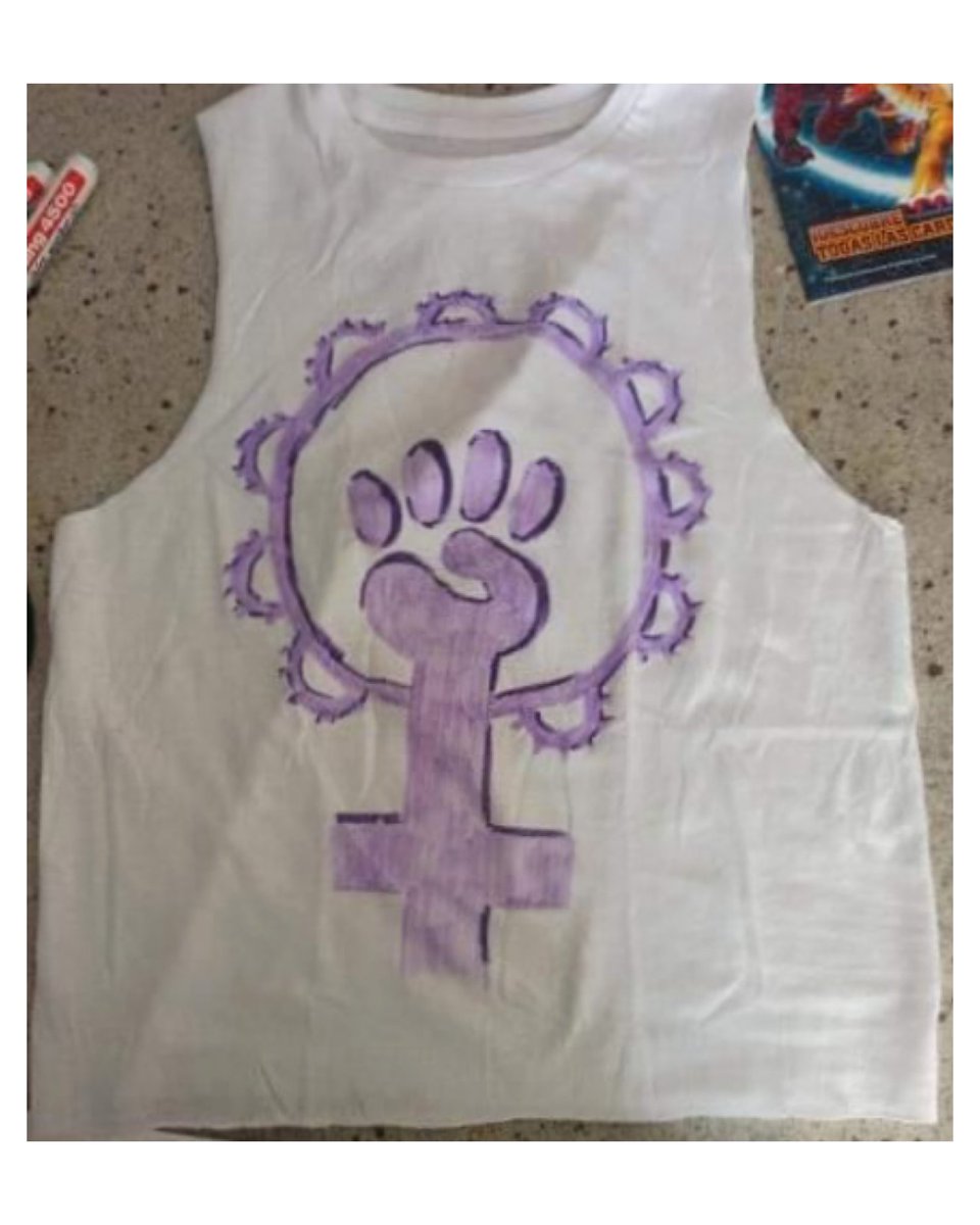 💜 Acabamos de morrer de amor, atoparon a #Sainza no #Entroido da Coruña!! 🤯

💕 Chámase Aine, tamén é pandereiteira e bailadora e alá foi, tan tremenda xunto co seu irmán Roi, demostrando que Saínza e o #feminismo non teñen xénero!

💜 Comémolos, <a href="/_MariaCanosa/">María Canosa</a>? 😍🤤