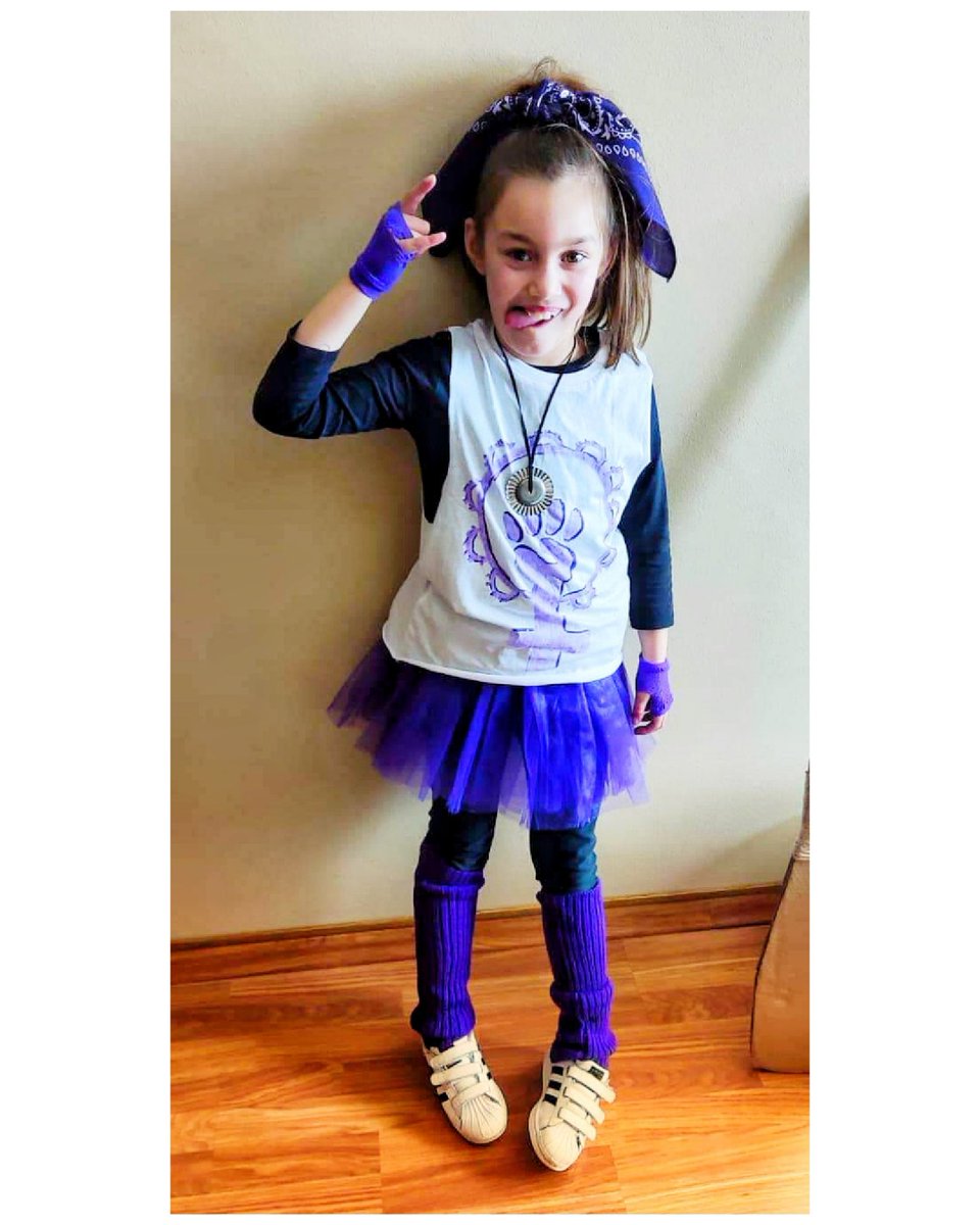 ACostureira2's tweet photo. 💜 Acabamos de morrer de amor, atoparon a #Sainza no #Entroido da Coruña!! 🤯

💕 Chámase Aine, tamén é pandereiteira e bailadora e alá foi, tan tremenda xunto co seu irmán Roi, demostrando que Saínza e o #feminismo non teñen xénero!

💜 Comémolos, @_MariaCanosa? 😍🤤 https://t.co/3JMHPAkFDT