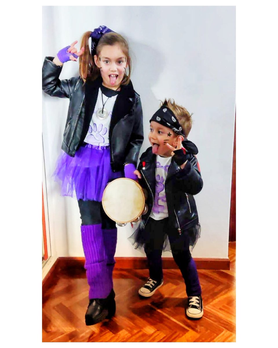 ACostureira2's tweet photo. 💜 Acabamos de morrer de amor, atoparon a #Sainza no #Entroido da Coruña!! 🤯

💕 Chámase Aine, tamén é pandereiteira e bailadora e alá foi, tan tremenda xunto co seu irmán Roi, demostrando que Saínza e o #feminismo non teñen xénero!

💜 Comémolos, @_MariaCanosa? 😍🤤 https://t.co/3JMHPAkFDT