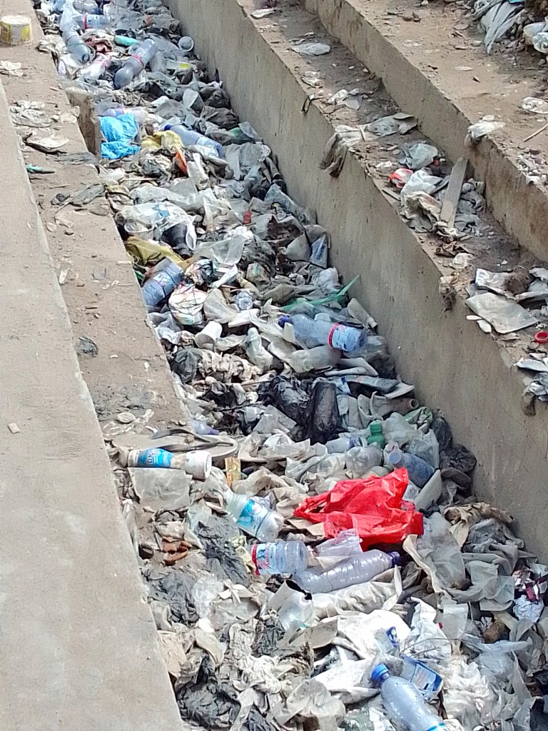 2LaRepublique's tweet photo. #Kinshasa : Triste Réalité 💔 Ce caniveau construit sur l'avenue Flambeau (hôtel Phoenix) n'a à peine 1 mois. #USPE en lieu et place bo kangaka kk ba Magasin ya ba Indiens na ba Chinois, il faut également interpeller les Kinois inciviques.🤬 Madame Bena Kabamba Bo Lamuka koo 🥹 https://t.co/2LX5sfG9nD