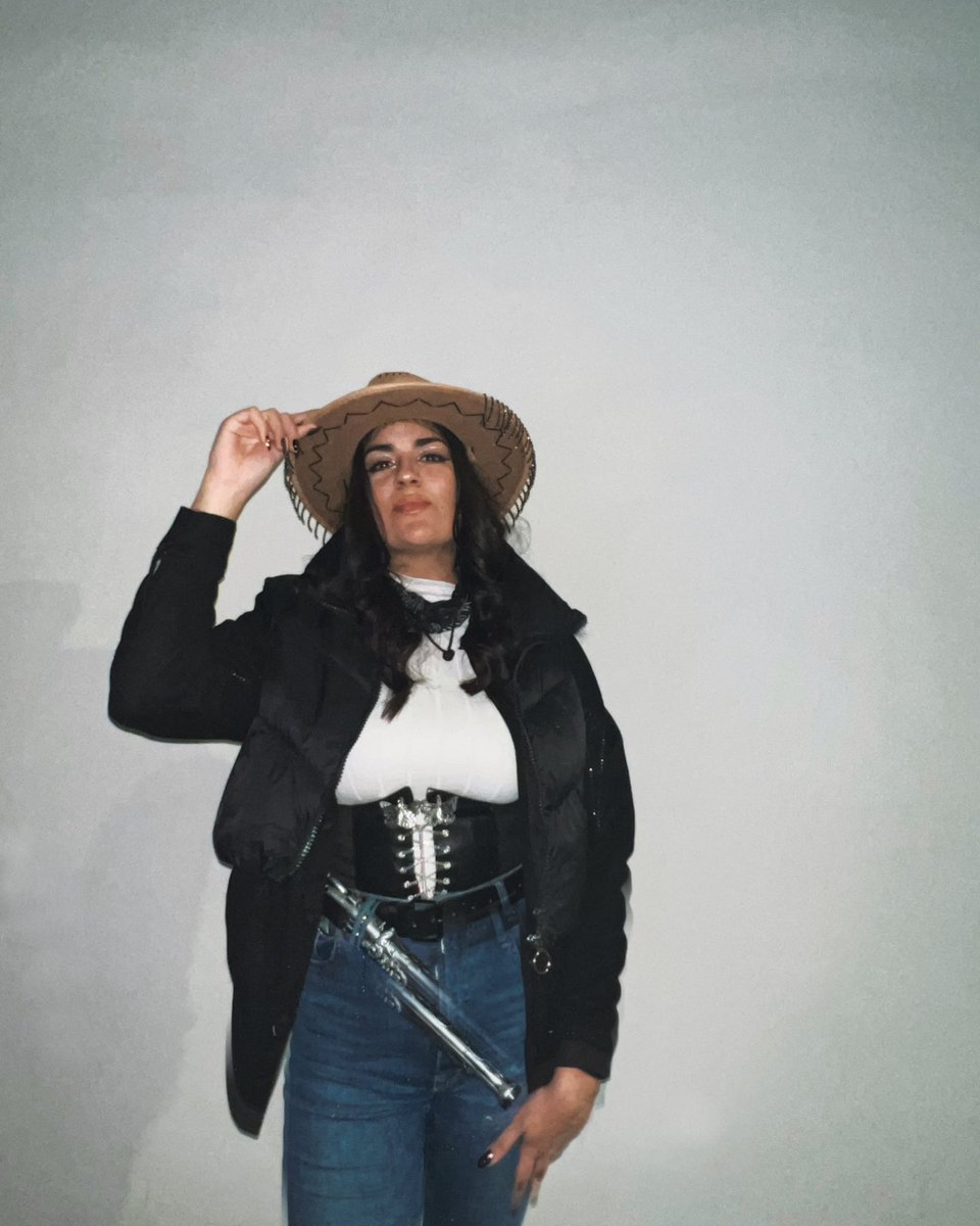 PaulaCacho18's tweet photo. 🤠🔫 https://t.co/w4riTTSo2a