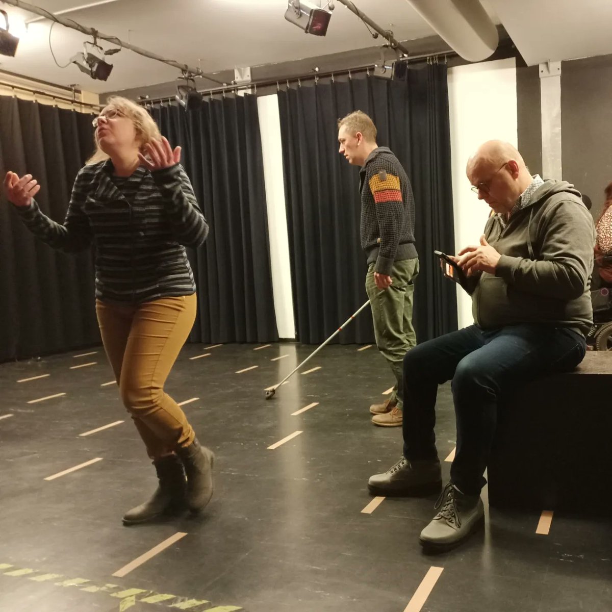 balangereis's tweet photo. Mooie repetitie van Theater Wirwar vanmorgen.
Veel scènes doorgenomen en verbeterd, lekker gespeeld en aan het eind een foto-en videoshoot.
#Wirwar #TheaterWirwar #NAH #NietAangeborenHersenletsel #Gigant #Apeldoorn https://t.co/kXH7uWzjdV