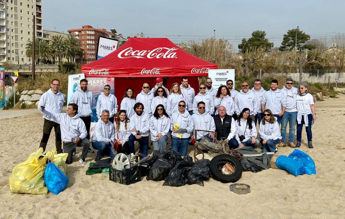 FundacionEcomar's tweet photo. Estamos celebrando los 5 años de #MaresCirculares con una #LimpiezadeCostas en la Platja de Sant Simó, Mataró, junto a quienes formamos parte del proyecto de @CocaColaEP_es ♻️🌊

@FundacionEcomar https://t.co/Iu830Bacsh