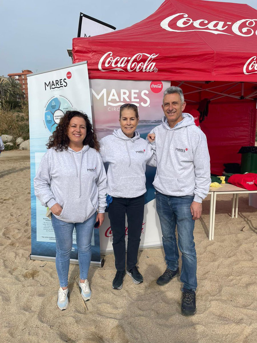 FundacionEcomar's tweet photo. Estamos celebrando los 5 años de #MaresCirculares con una #LimpiezadeCostas en la Platja de Sant Simó, Mataró, junto a quienes formamos parte del proyecto de @CocaColaEP_es ♻️🌊

@FundacionEcomar https://t.co/Iu830Bacsh